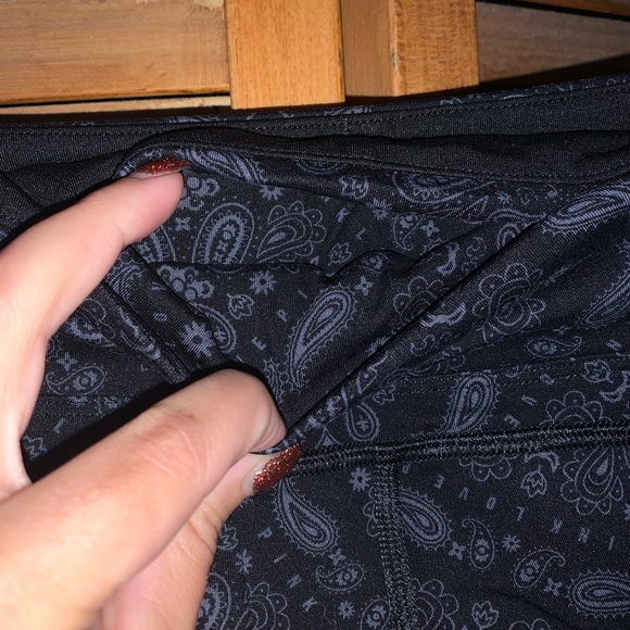 BNWOT PINK Sport paisley leggings. - Picture 7 of 8